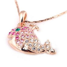 精致与优雅的融合——伊泰莲娜丽晶海豚粉合金项链