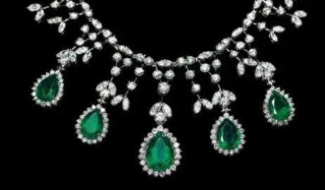 佩戴珠宝首饰的优雅之道 实用注意事项全解析